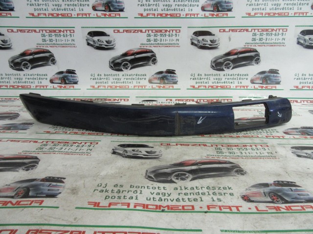 Fiat Stilo 5 ajtós, 1821920131 számú, kék színű, jobb első díszcsík a képen látható sérüléssel