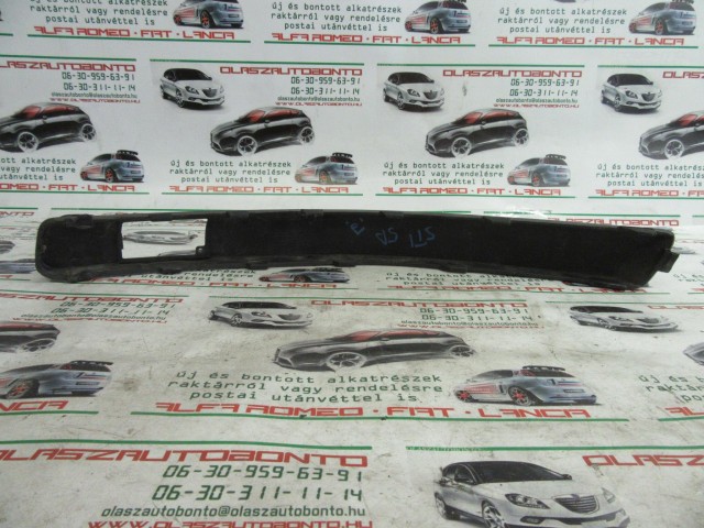 Fiat Stilo 5 ajtós, 1821920131 számú, kék színű, jobb első díszcsík a képen látható sérüléssel