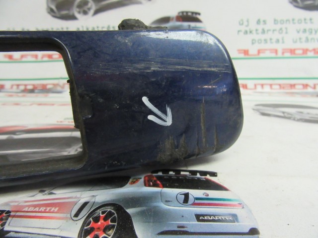 Fiat Stilo 5 ajtós, 1821920131 számú, kék színű, jobb első díszcsík a képen látható sérüléssel