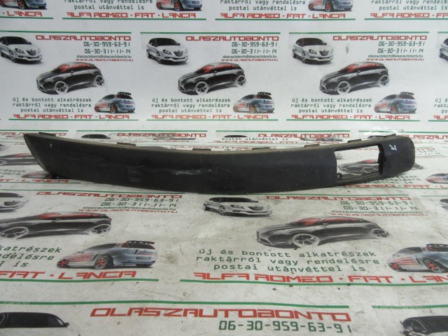 Fiat Stilo 5 ajtós, 1821920131 számú, jobb első díszcsík a képen látható sérüléssel