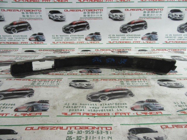 Fiat Stilo 5 ajtós, 1821920131 számú, jobb első díszcsík a képen látható sérüléssel