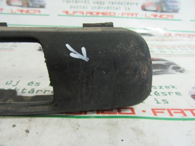 Fiat Stilo 5 ajtós, 1821920131 számú, jobb első díszcsík a képen látható sérüléssel