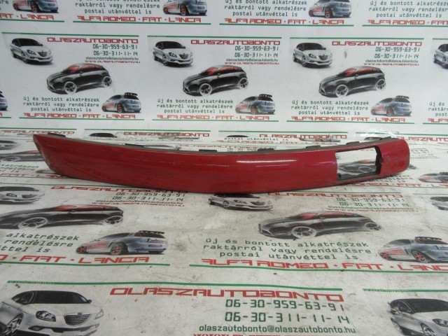Fiat Stilo 5 ajtós, 1821920131 számú, piros színű, jobb első díszcsík