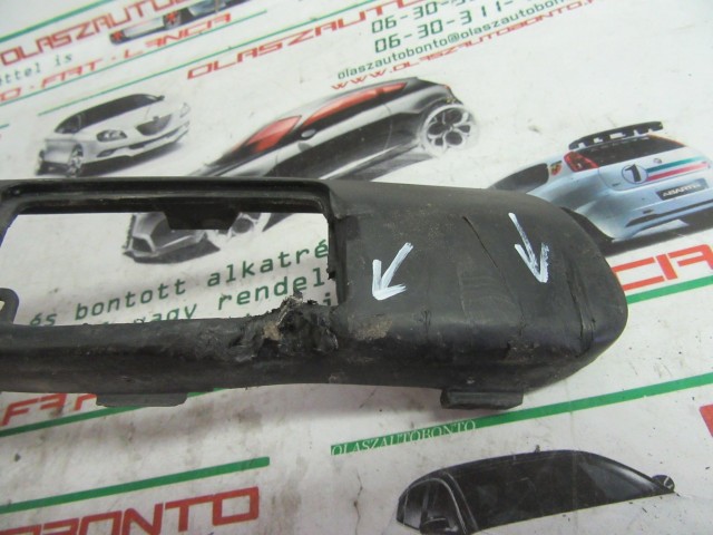 Fiat Stilo 5 ajtós, 1821920131 számú, jobb első díszcsík  a képen látható sérüléssel
