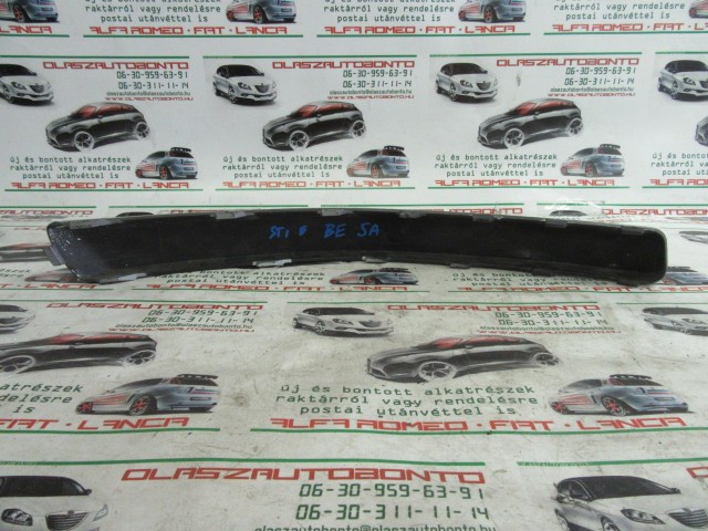 Fiat Stilo 5 ajtós, 1821920141 számú, zöldes színű, bal első díszcsík