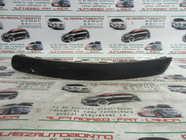 Fiat Stilo 5 ajtós, 1821920141 számú, bal első díszcsík a képen látható sérüléssel