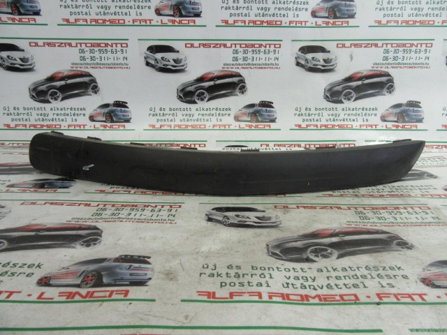 Fiat Stilo 5 ajtós, 1821920141 számú, bal első díszcsík a képen látható sérüléssel