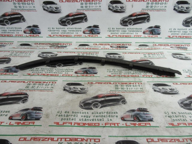 Alfa Romeo 147 46559918 számú, jobb hátsó díszcsík a képen látható sérüléssel