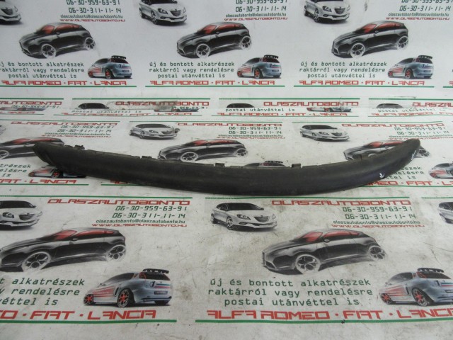 Alfa Romeo 147 46559918 számú, jobb hátsó díszcsík a képen látható sérüléssel