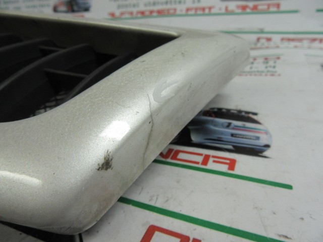 Lancia Delta fehér színű , első díszrács a képen látható sérüléssel