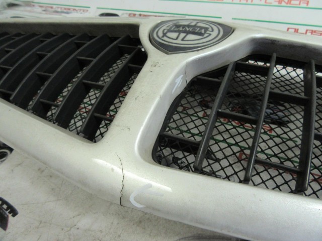 Lancia Delta fehér színű , első díszrács a képen látható sérüléssel