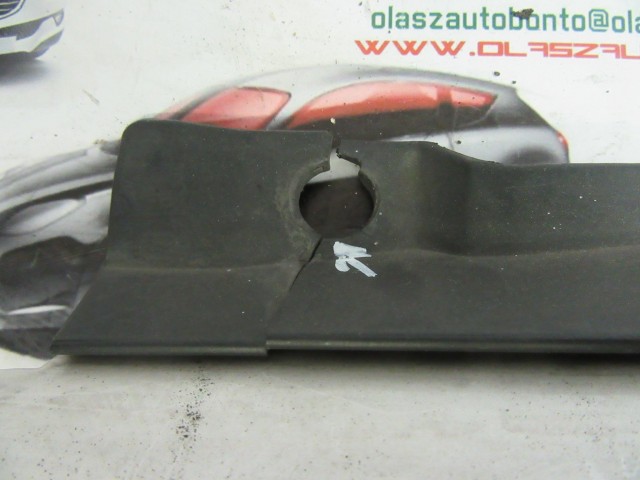 Lancia Delta fehér színű , első díszrács a képen látható sérüléssel