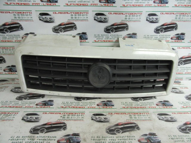 Fiat Doblo II. 735395576 számú díszrács a képen látható sérüléssel