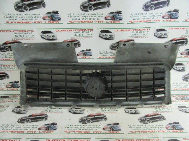 Fiat Doblo II. 735395576 számú díszrács a képen látható sérüléssel