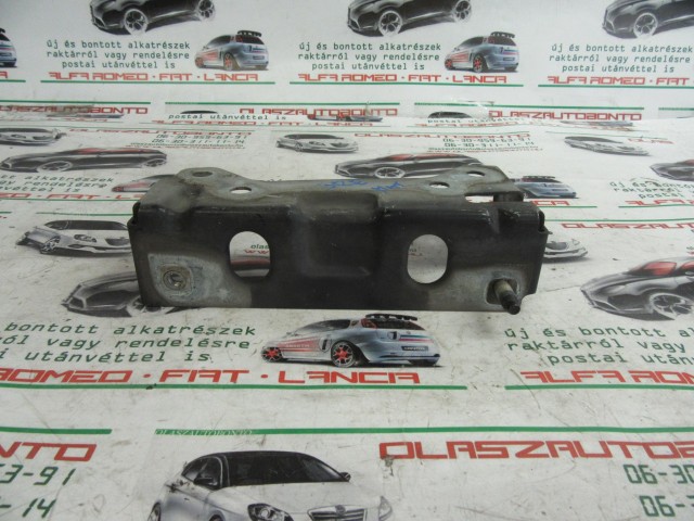 Alfa Romeo Brera fekete színű, jobb oldali motorháztető zsanér tartó