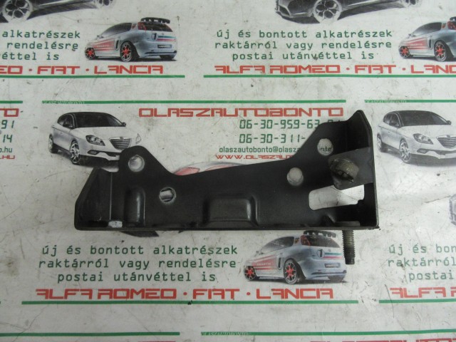 Alfa Romeo Brera fekete színű , bal oldali motorháztető zsanér tartó