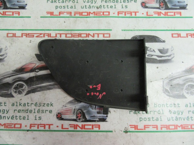 Fiat Punto Evo 735500135 számú, bal első díszrács