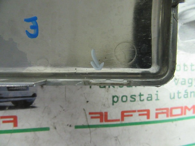 Fiat 500 735429581 számú, króm, jobb első díszcsík a képen látható sérüléssel
