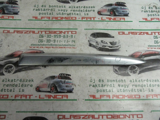 Fiat 500 2007-2015  jobb első díszcsík a képen látható sérüléssel 735425617