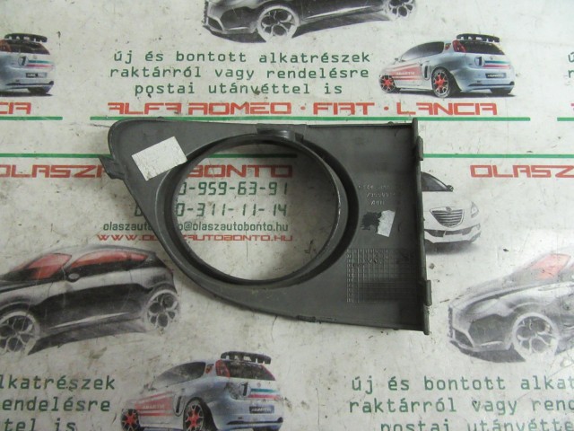 Fiat Punto Evo 73550014 számú, bal első ködlámpa keret a képen látható sérüléssel