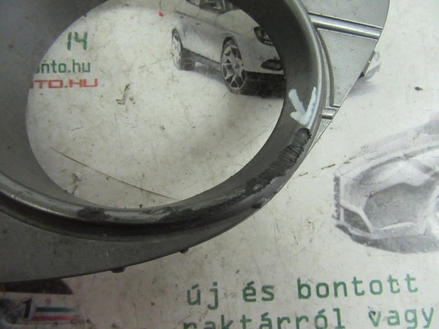 Fiat Punto Evo 73550014 számú, bal első ködlámpa keret a képen látható sérüléssel