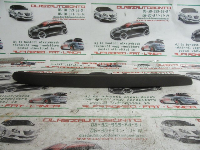 Alfa Romeo Giulietta 156088493 számú, matt szürke színű, bal első ajtókárpit díszcsík 