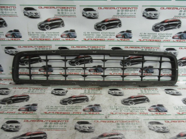 Fiat Punto III. 735320216 számú díszrács a képen látható sérüléssel