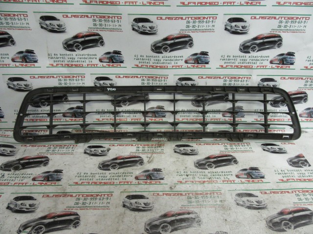 Fiat Punto III. 735320216 számú díszrács a képen látható sérüléssel