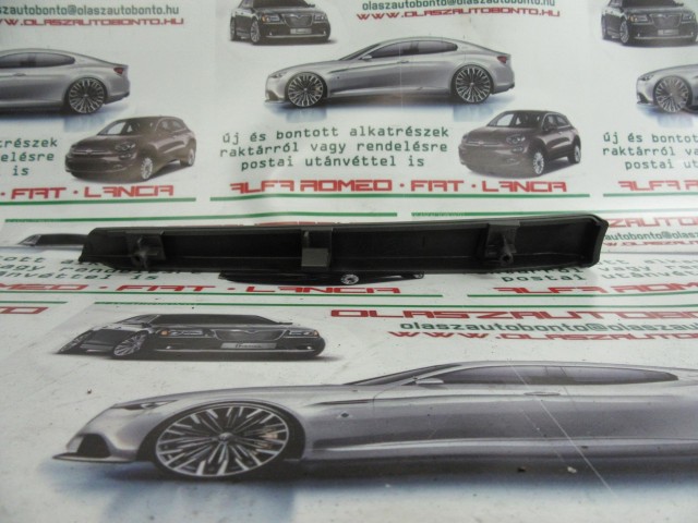 Alfa Romeo 159 szürke színű, jobb első ajtókárpit díszcsík