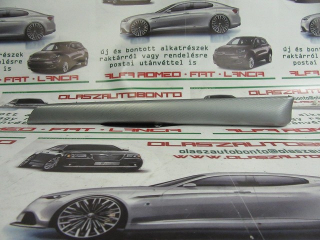 Alfa Romeo 159 ezüst csíkos, bal első ajtókárpit díszcsík