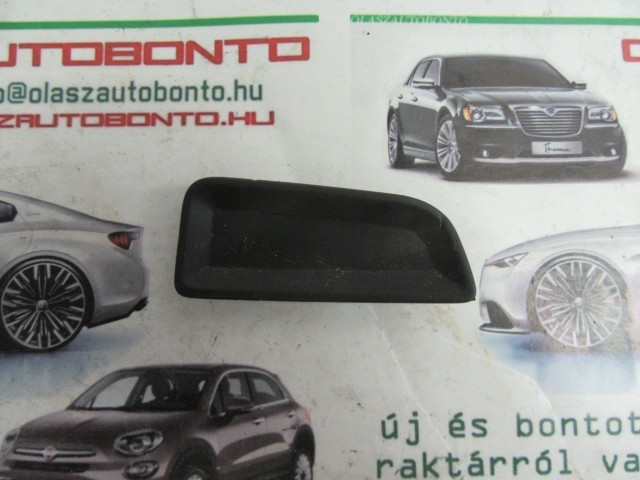 Jeep Renegade jobb első ajtókárpit csavar takaró