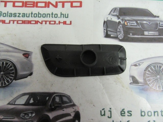 Jeep Renegade bal hátsó ajtókárpit csavar takaró