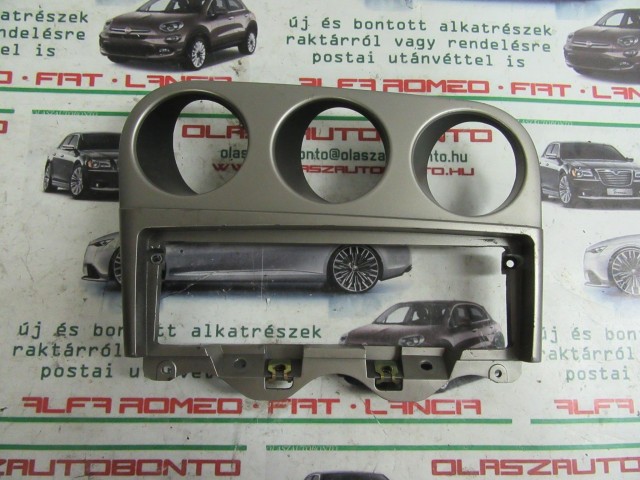 Alfa Romeo Crosswagon rádió körülötti közép konzol