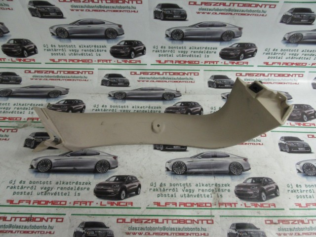 Lancia Delta 735459731 számú, bal hátsó , csomagtér ajtó kárpit  a képen látható sérüléssel