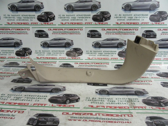 Lancia Delta 735459731 számú, bal hátsó , csomagtér ajtó kárpit  a képen látható sérüléssel