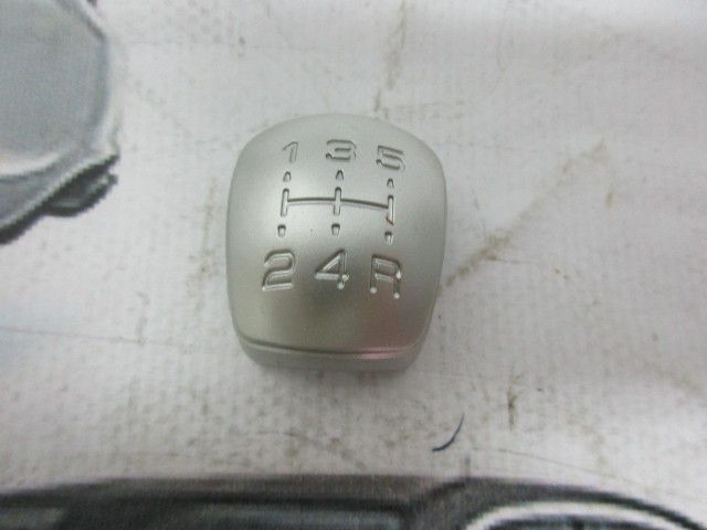 Iveco Daily utángyártott új, 5 sebességes váltógomb fedél