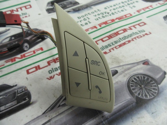 Gomb41243 Fiat 500 fehér színű multikormány gomb