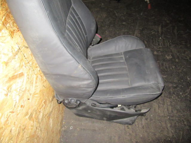 30187 Alfa Romeo 147 5 ajtós, fekete színű, bőr, jobb első ülés