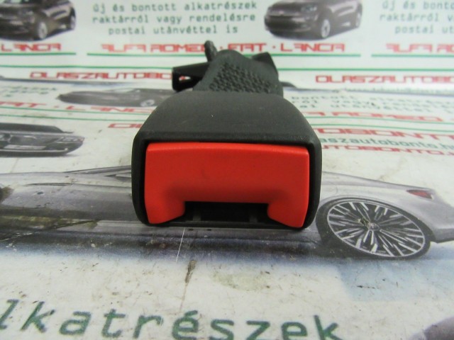 Fiat 500 hátsó biztonsági öv csat S