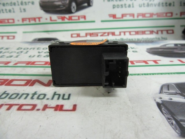 Lancia Delta jobb oldali ablakemelő kapcsoló
