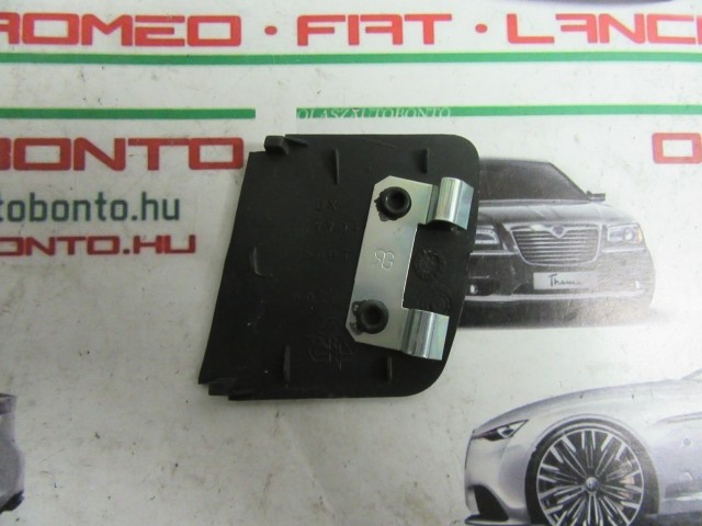 Alfa Romeo 147  jobb oldali csavar takaró