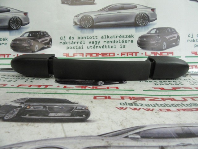 Alfa Romeo 147 fekete színű, jobb és bal első kapaszkodó