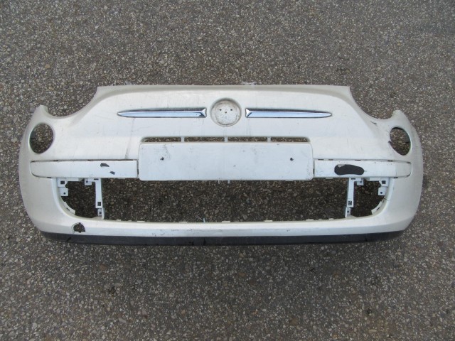 49188 Fiat 500 Lounge 2007-2015 fehér színű, első lökhárító a képen látható sérüléssel  735456793