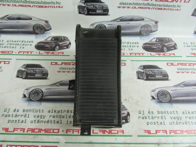 Alfa Romeo 159 pohár tartó/hamu tartó a képen látható sérüléssel