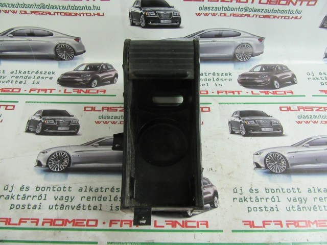 Alfa Romeo 159 pohár tartó/hamu tartó a képen látható sérüléssel