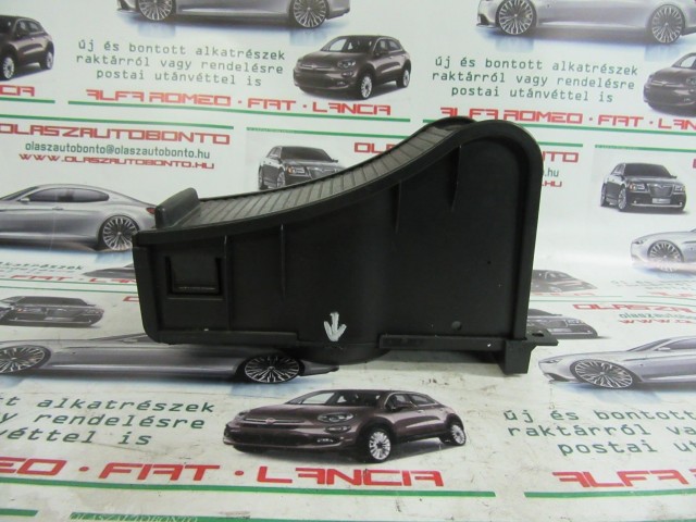 Alfa Romeo 159 pohár tartó/hamu tartó a képen látható sérüléssel