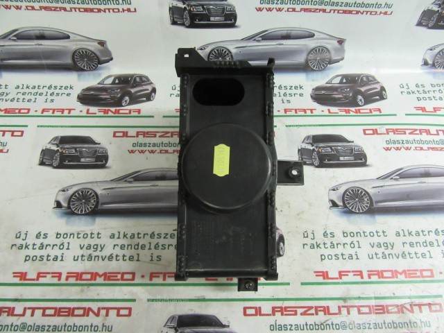 Alfa Romeo 159 pohár tartó/hamu tartó a képen látható sérüléssel