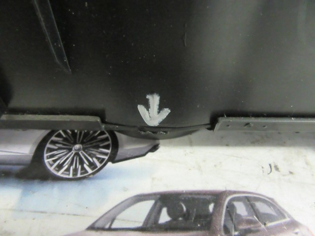 Alfa Romeo 159 pohár tartó/hamu tartó a képen látható sérüléssel