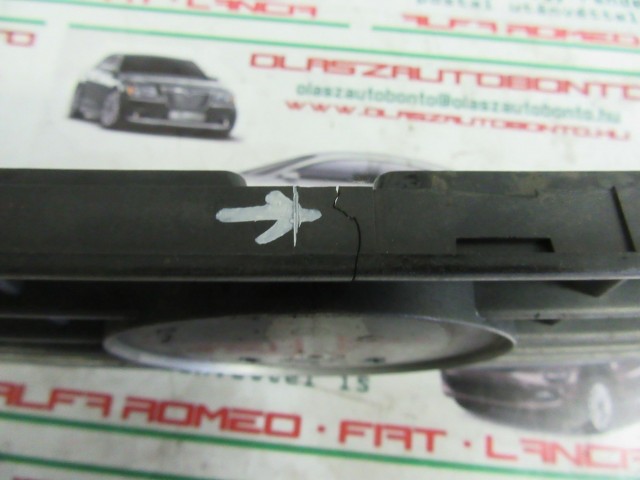 46236 Fiat Grande Punto felső díszrács a képen látható sérüléssel 735335775