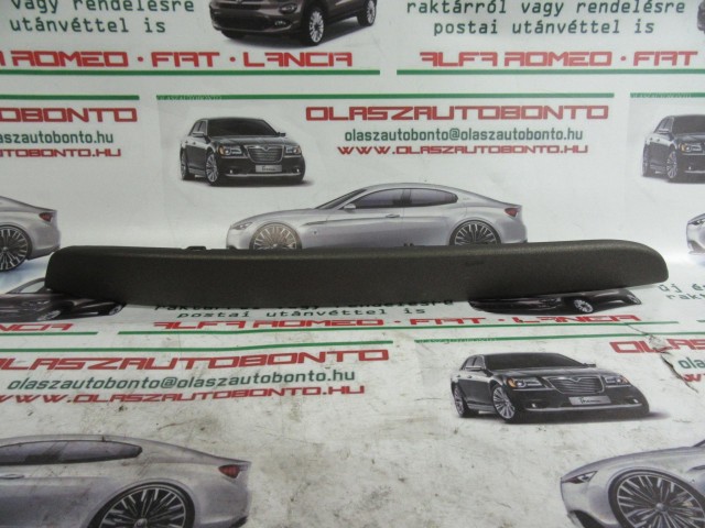 Alfa Romeo Giulietta matt szürke színű, bal hátsó ajtó kárpit díszcsík